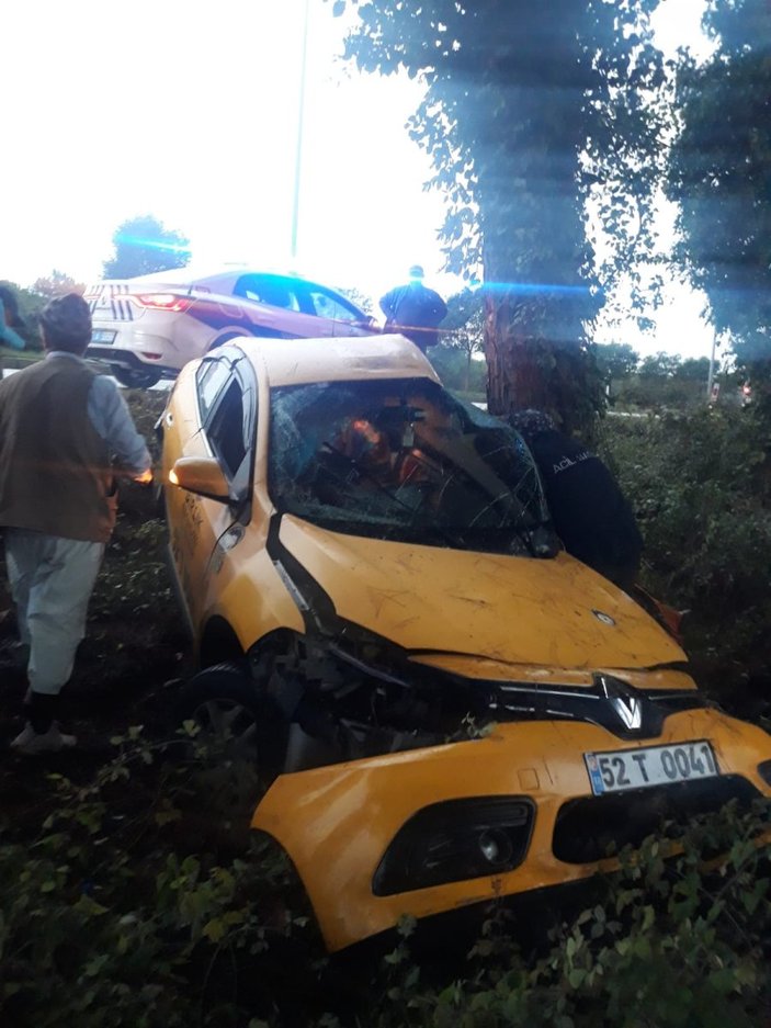 Samsun’da ağaca çarpan taksinin sürücüsü öldü