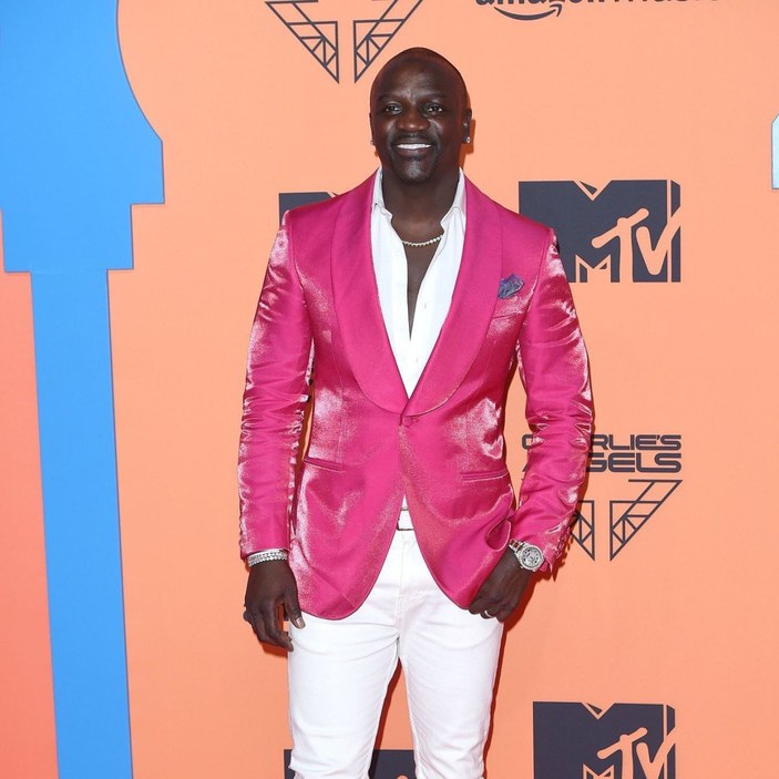 ABD’li şarkıcı Akon, Türkiye’de saç ektirdi