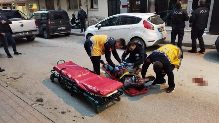 Bursa'da sokak ortasında kanlar içerisinde bulunan genç kurtarılamadı