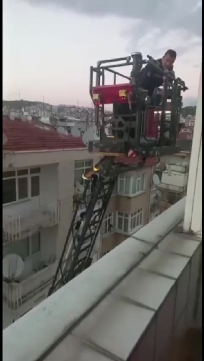 Pendik'te tamir için çıktığı çatıda mahsur kaldı