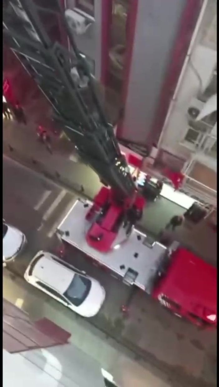 Pendik'te tamir için çıktığı çatıda mahsur kaldı