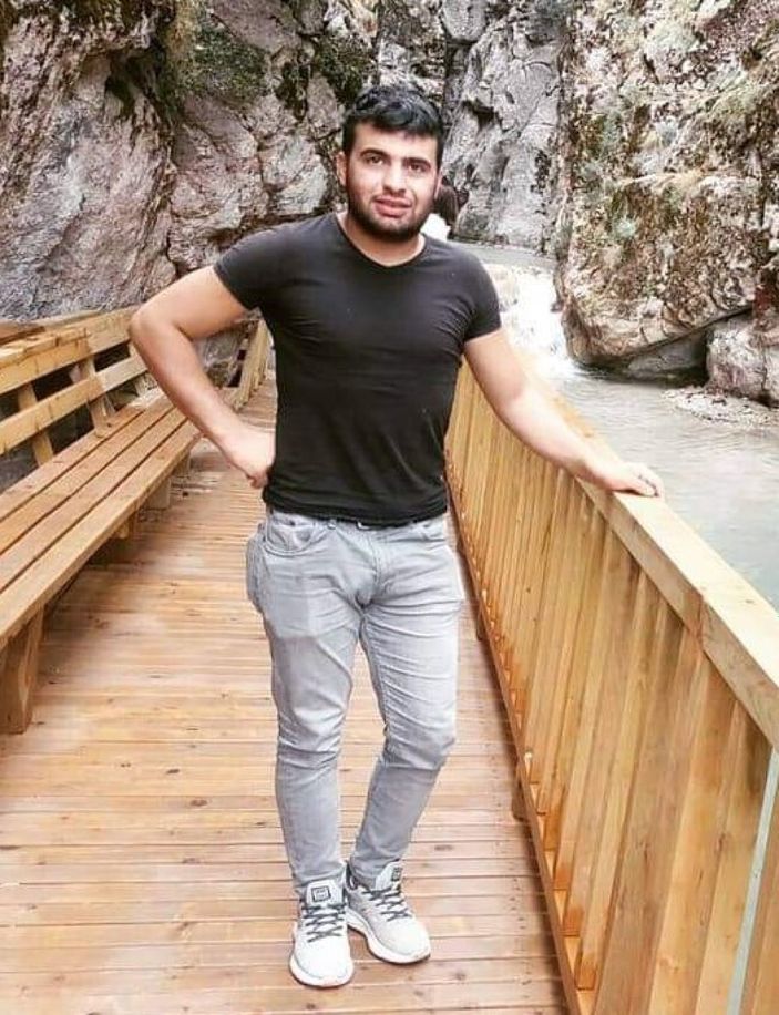 Denizli'de yeni evli çift, yola çıkan taya çarparak ağır yaralandı