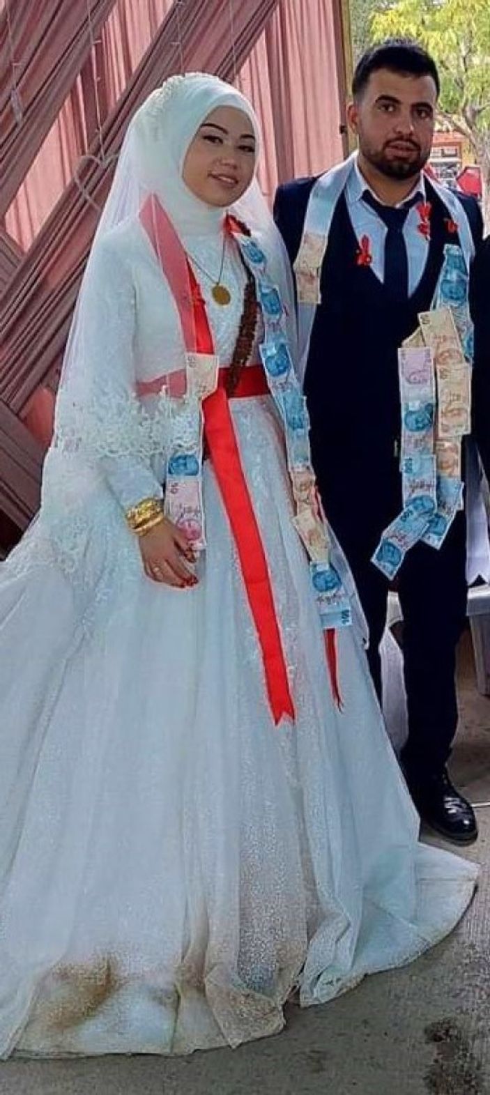 Denizli'de yeni evli çift, yola çıkan taya çarparak ağır yaralandı