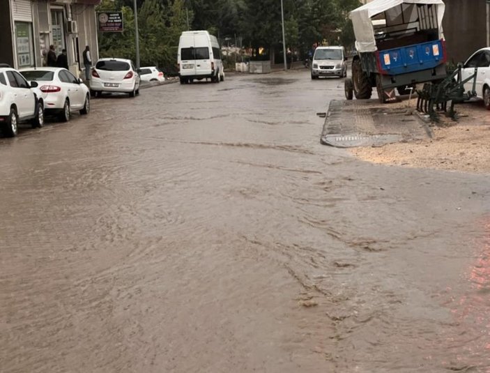 Mardin'de şiddetli yağış: Yollar göle döndü