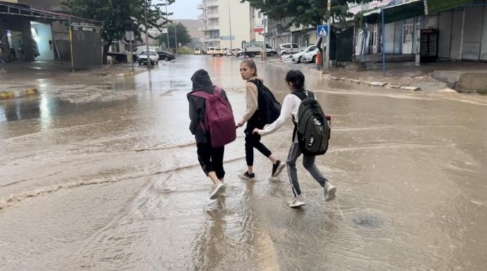 Mardin'de şiddetli yağış: Yollar göle döndü