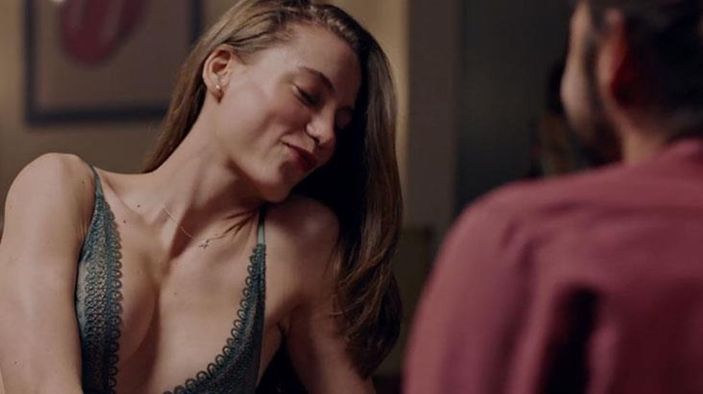 Serenay Sarıkaya yırtık kotuyla sosyal medyayı salladı! Ayna pozuyla büyüledi