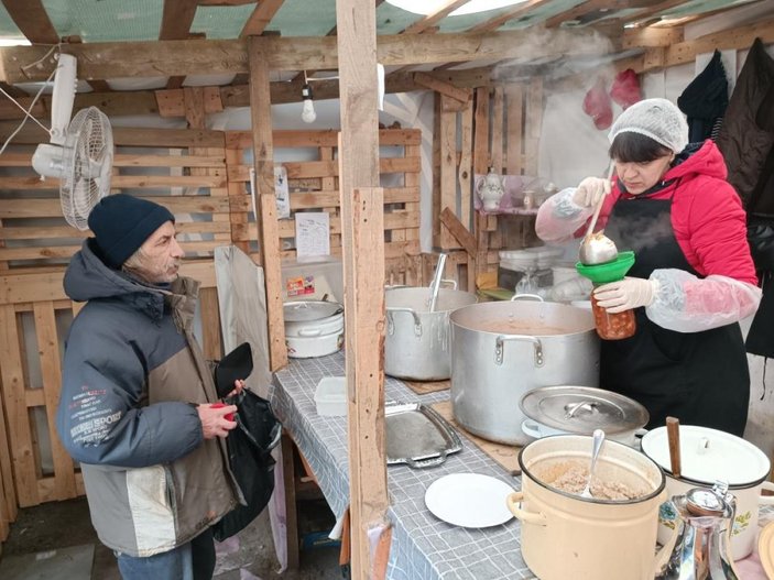 Ukrayna'da elektrik kesintisi nedeniyle gönüllüler harekete geçti