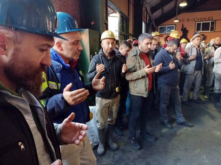 d Zonguldak'ta madenciler, Amasra'da ölen 41 meslektaşları için dua etti
