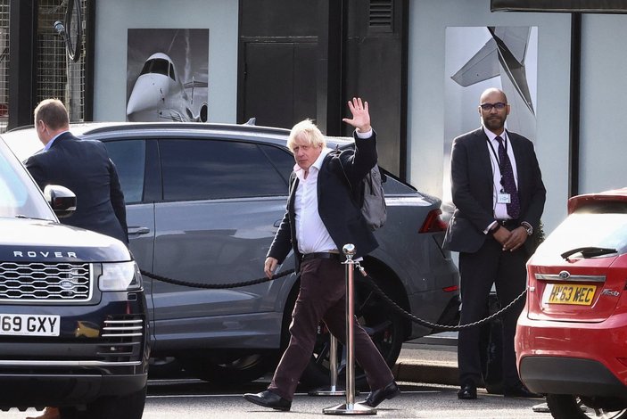 Boris Johnson, Liz Truss'ın istifasından sonra tatilini yarıda kesti