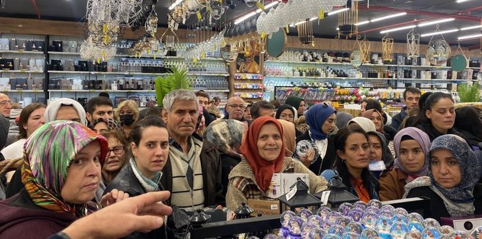 Bursa'da mağaza açılışında indirim için birbirlerini ezdiler