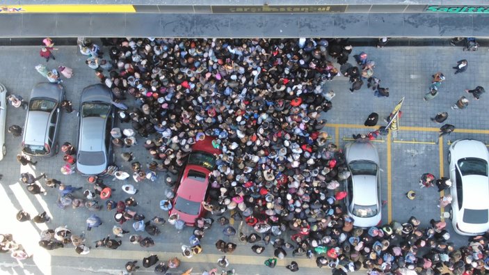 Bursa'da mağaza açılışında indirim için birbirlerini ezdiler