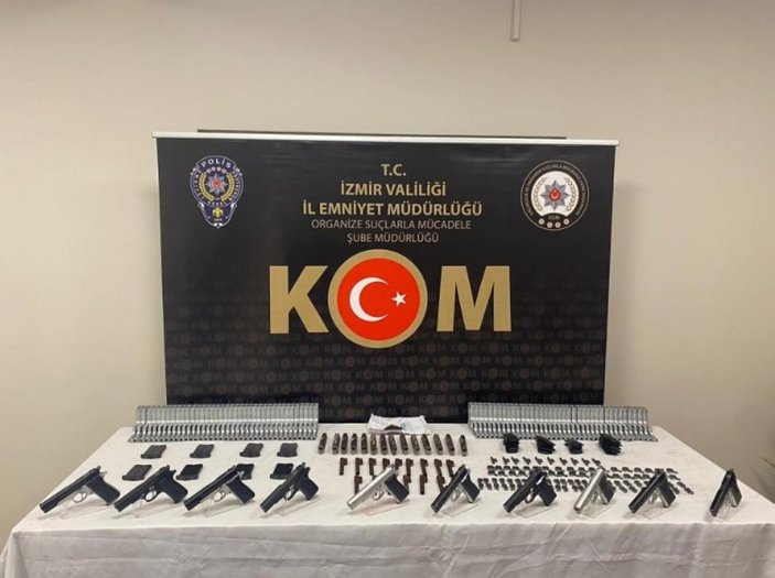 Karadeniz üzerinden İzmir'e silah sevkiyatı yapan iki kişi yakalandı