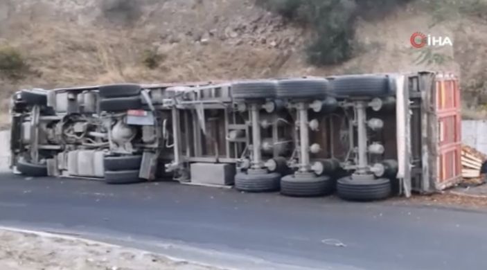 Manisa’da talaş yüklü tır devrildi