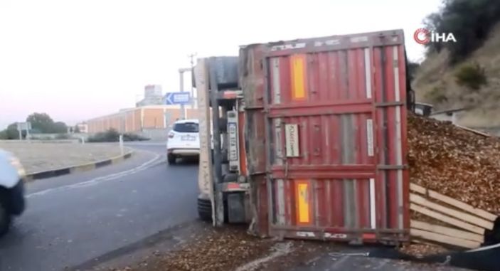 Manisa’da talaş yüklü tır devrildi