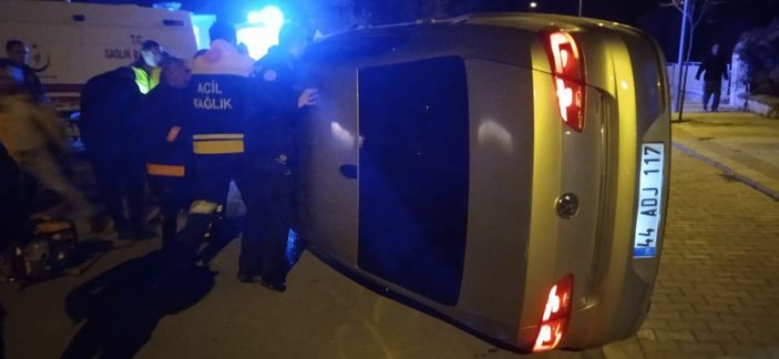 Malatya'da kaza yapan araç yan yattı: 4 yaralı