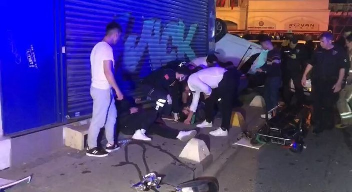 Kadıköy’de bariyerlere çarpan otomobil takla attı: 2 yaralı