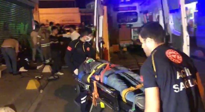 Kadıköy’de bariyerlere çarpan otomobil takla attı: 2 yaralı