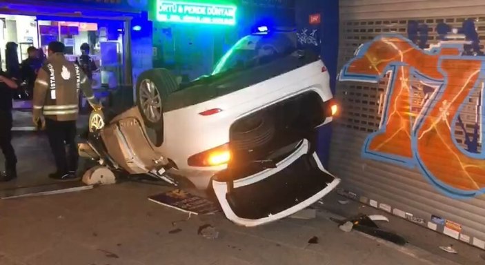 Kadıköy’de bariyerlere çarpan otomobil takla attı: 2 yaralı
