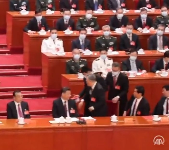 Çin'in eski lideri Hu Cintao, Ulusal Kongre'de yaka paça dışarı çıkarıldı