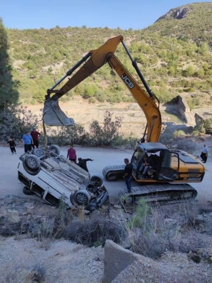 Adana'da uçuruma düşen otomobil halatla çıkarıldı