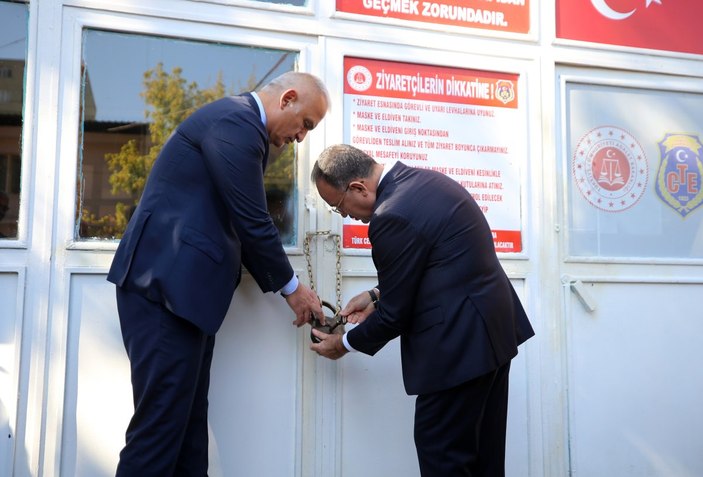 Bekir Bozdağ, Diyarbakır Cezaevi'nin anahtarını Mehmet Nuri Ersoy’a teslim etti