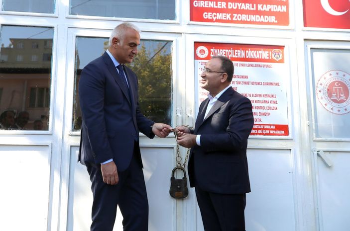 Bekir Bozdağ, Diyarbakır Cezaevi'nin anahtarını Mehmet Nuri Ersoy’a teslim etti