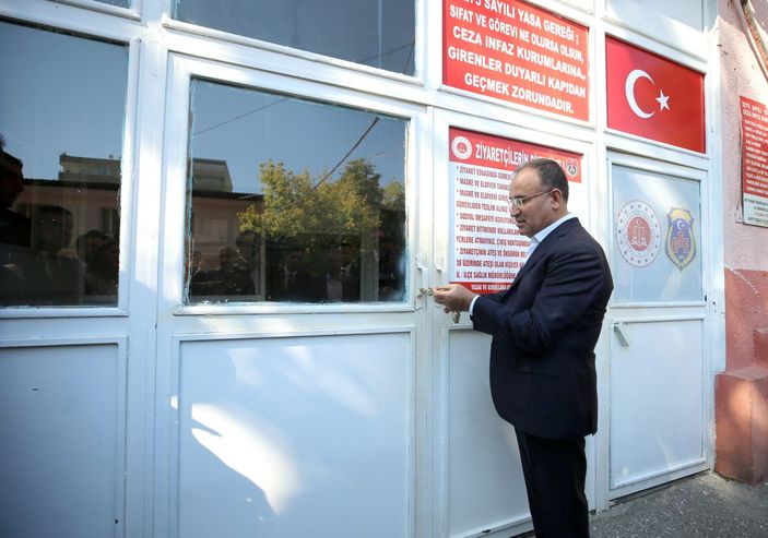 Bekir Bozdağ, Diyarbakır Cezaevi'nin anahtarını Mehmet Nuri Ersoy’a teslim etti