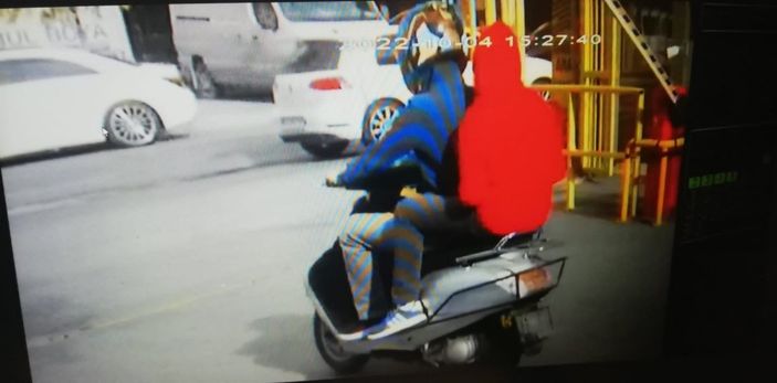 Kağıthane'de trafik ışıklarında telefon hırsızlığı kamerada