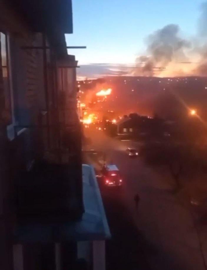 Rusya'da savaş uçağı, evin üzerine düştü