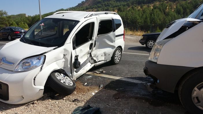 Adıyaman'da minibüs ile hafif ticari araç çarpıştı: 2 yaralı
