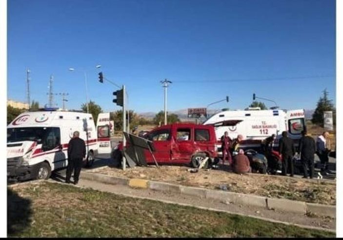 Isparta'da ambulans ve araç çarpıştı