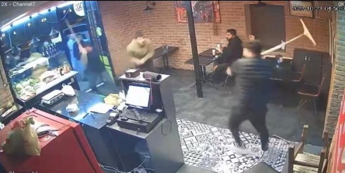 Beyoğlu'nda, haraç çetesi çiğ köfte dükkanına saldırdı