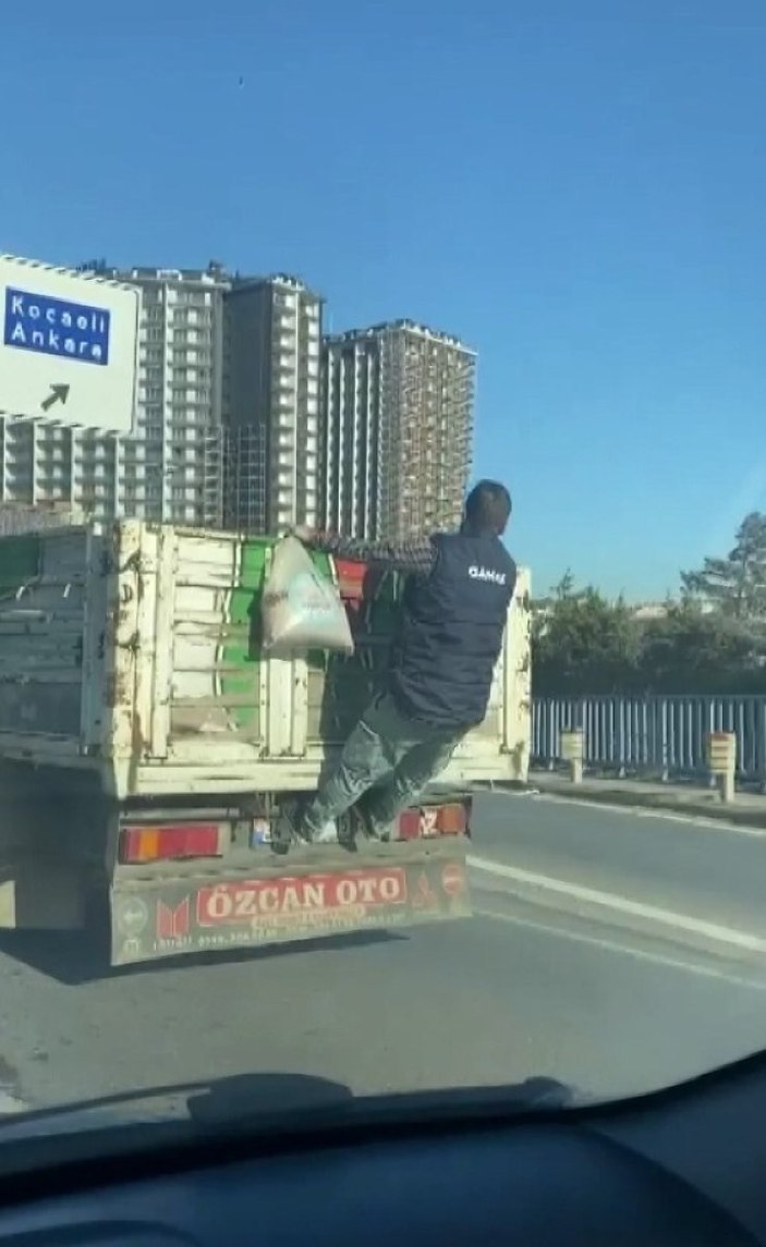 Tuzla’da kamyonet kasasına asılı yolculuk