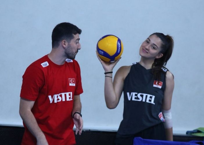 Zehra Güneş'in voleybolcu kız kardeşi güzelliğiyle büyüledi! 'Ailecek güzeller'