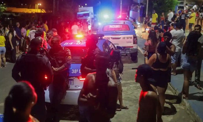 Brezilyalı politikacı, polise el bombası attı