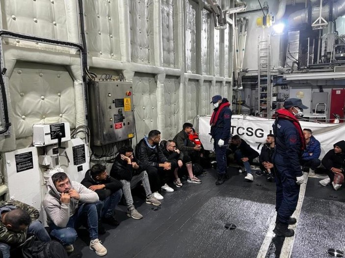 İzmir açıklarında 155 düzensiz göçmen yakalandı