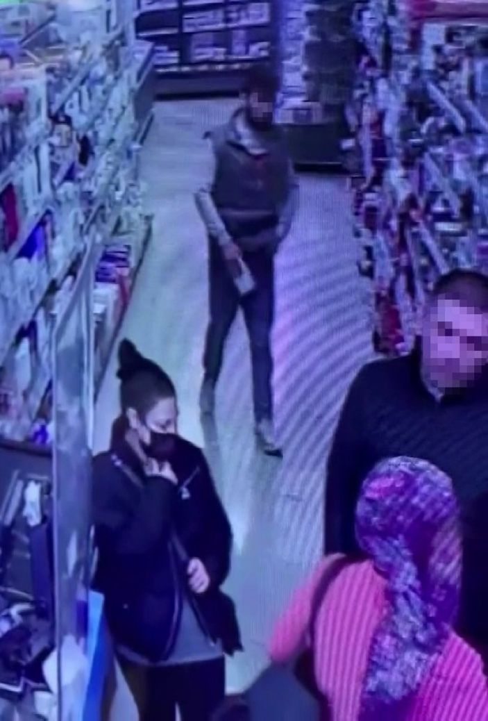 Pendik'teki markette organize çikolata hırsızlığı