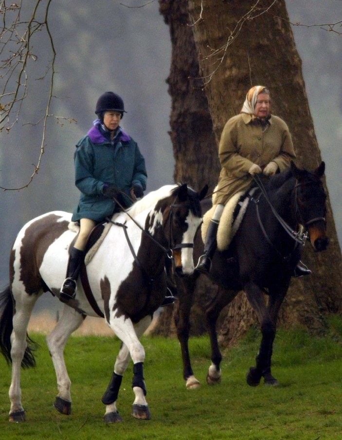 Kral Charles, annesi 2'nci Elizabeth'in atlarını satıyor