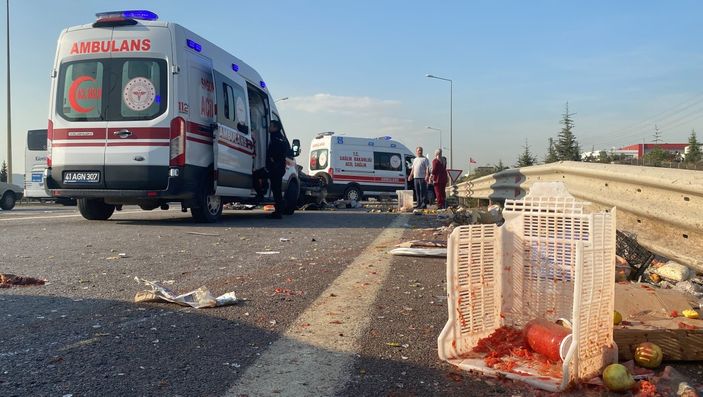 Kocaeli'de ameliyata girecek oğullarına yetişmek isterken kaza yaptılar