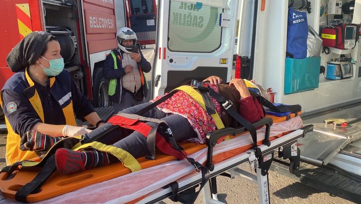 Kocaeli'de ameliyata girecek oğullarına yetişmek isterken kaza yaptılar