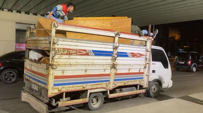 Maltepe'deki kamyonet kasasındaki tehlikeli yolculuk kamerada