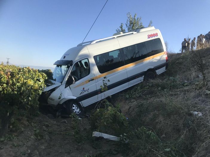 Manisa’da servis minibüsü şarampole düştü: 5'i öğrenci 6 yaralı
