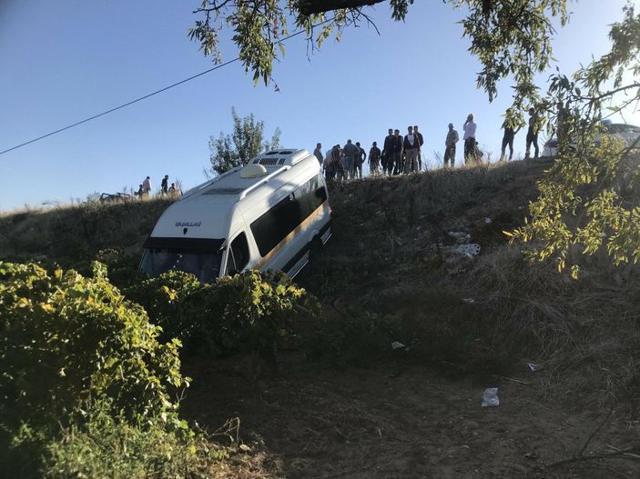 Manisa’da servis minibüsü şarampole düştü: 5'i öğrenci 6 yaralı