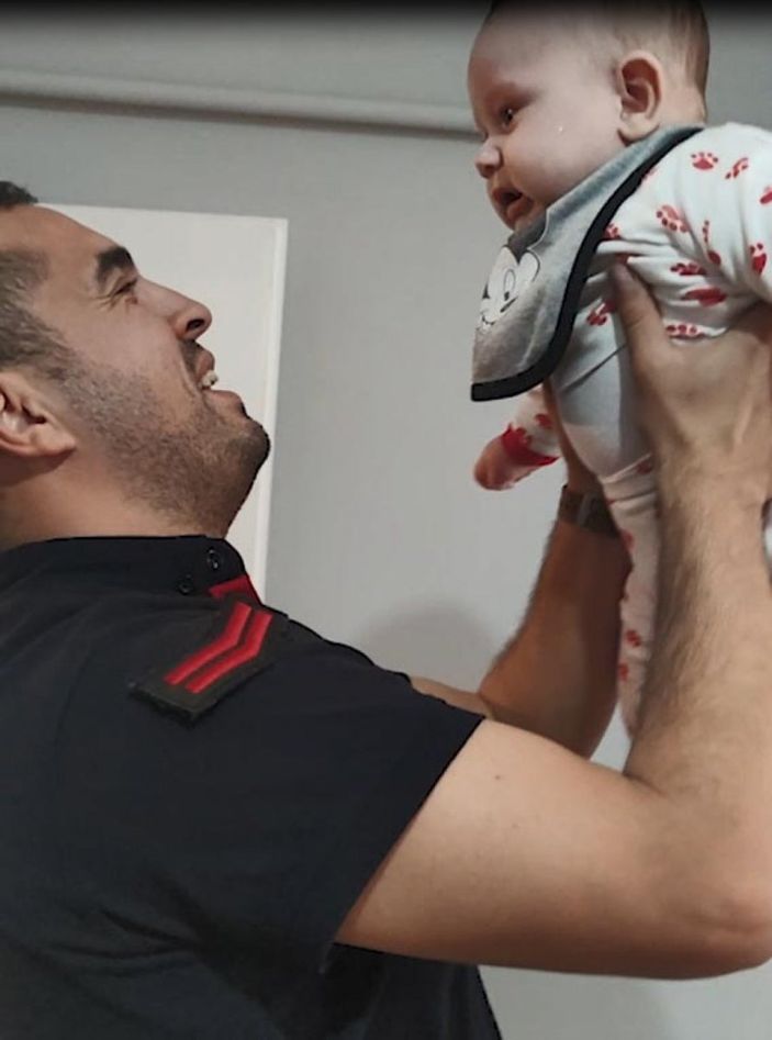 Kocaeli’de, bebeğin parmağı telefon kılıfındaki deliğe sıkıştı