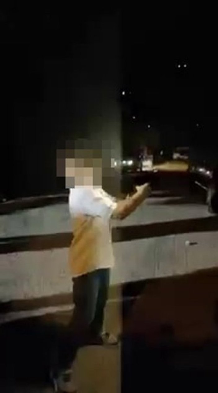 Sakarya'da küçük çocuğun eline silah verip video çektiler