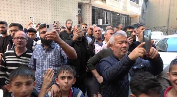 Sultangazi'de iş yeri alevlere teslim oldu