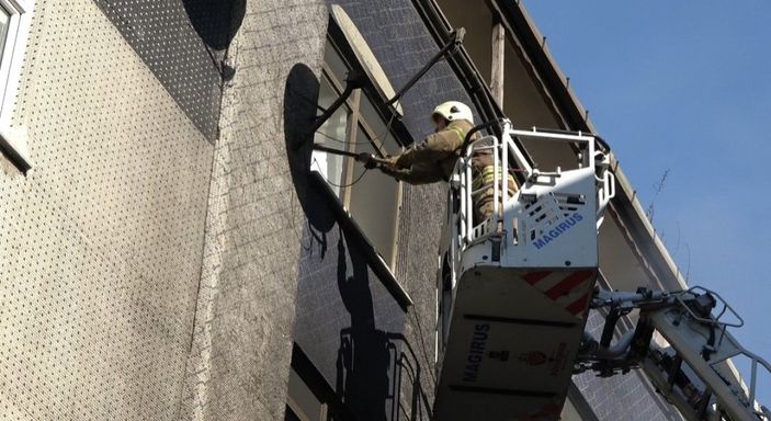 Sultangazi'de iş yeri alevlere teslim oldu
