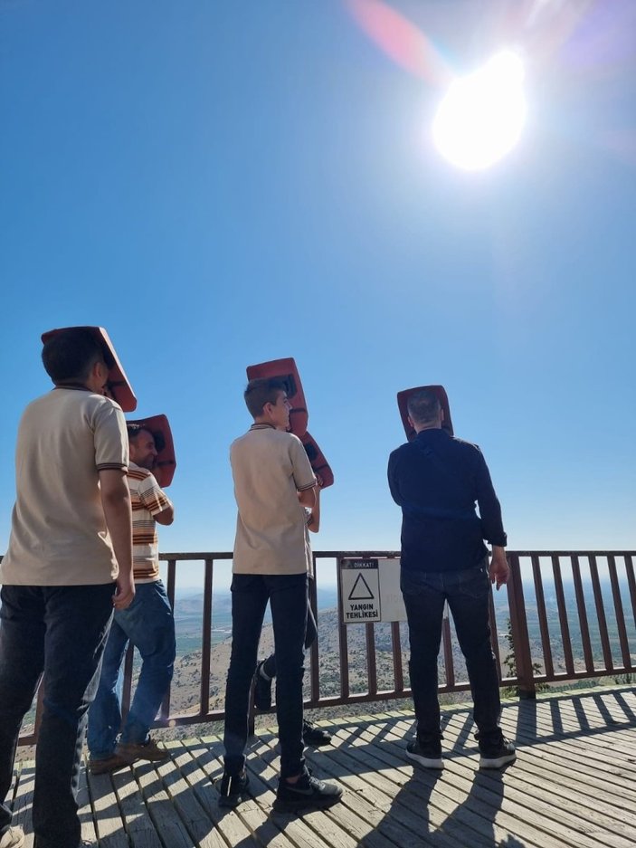 Adana'da kaynak maskesiyle güneş tutulmasını izlediler