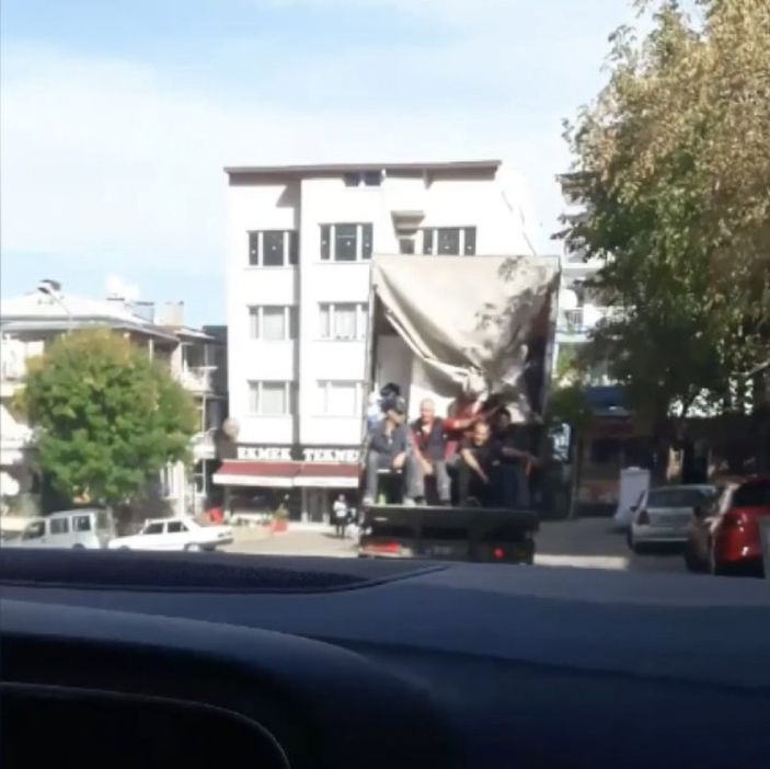 Bursa'da kamyonet kasasında yolculuk