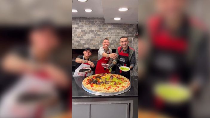 Czn Burak, Muslera ve Lucas Torreira ile pizza yaptı